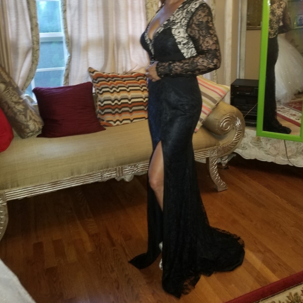 BEAUTIFUL GOWN. NEW WITH TAGS. - Picture 4 of 5